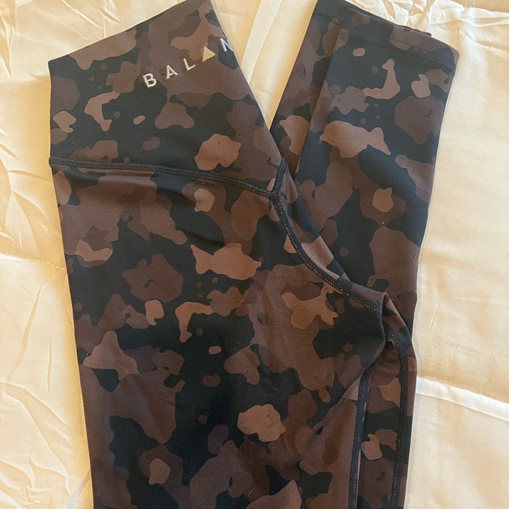 Balance athletica camo leggings size XS, only worn twice!